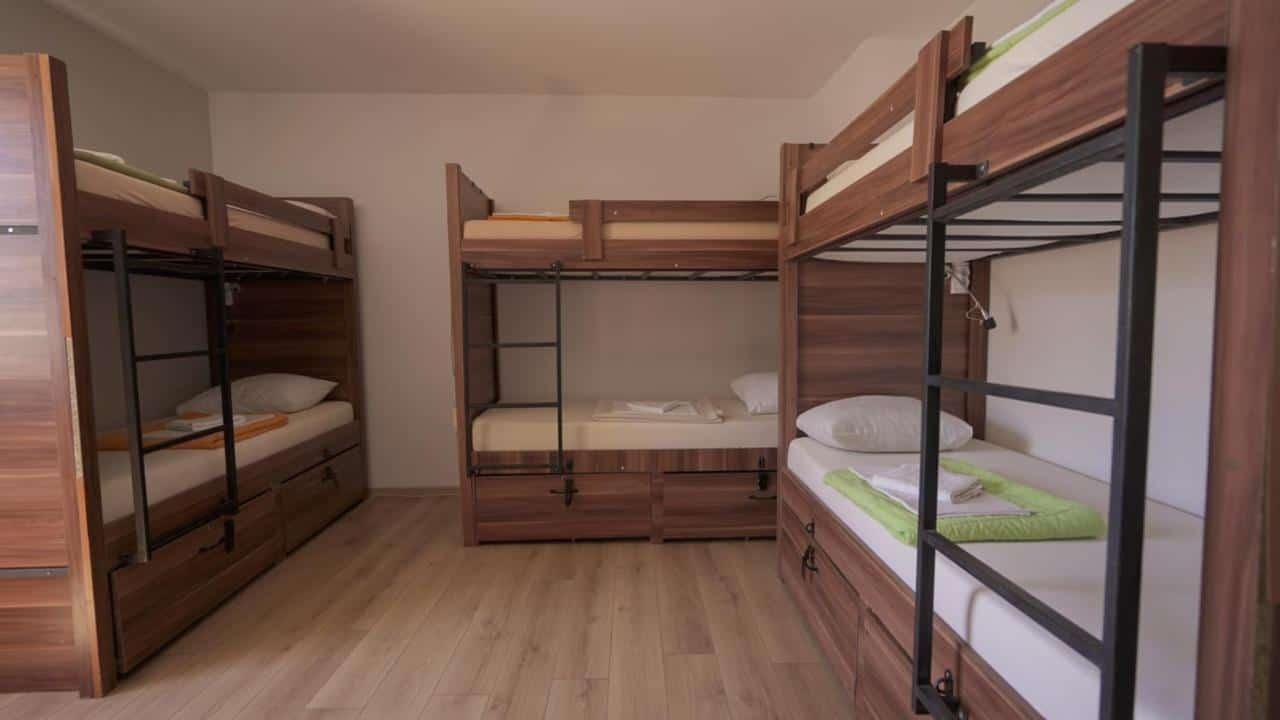 freedom hostel übernachten budva